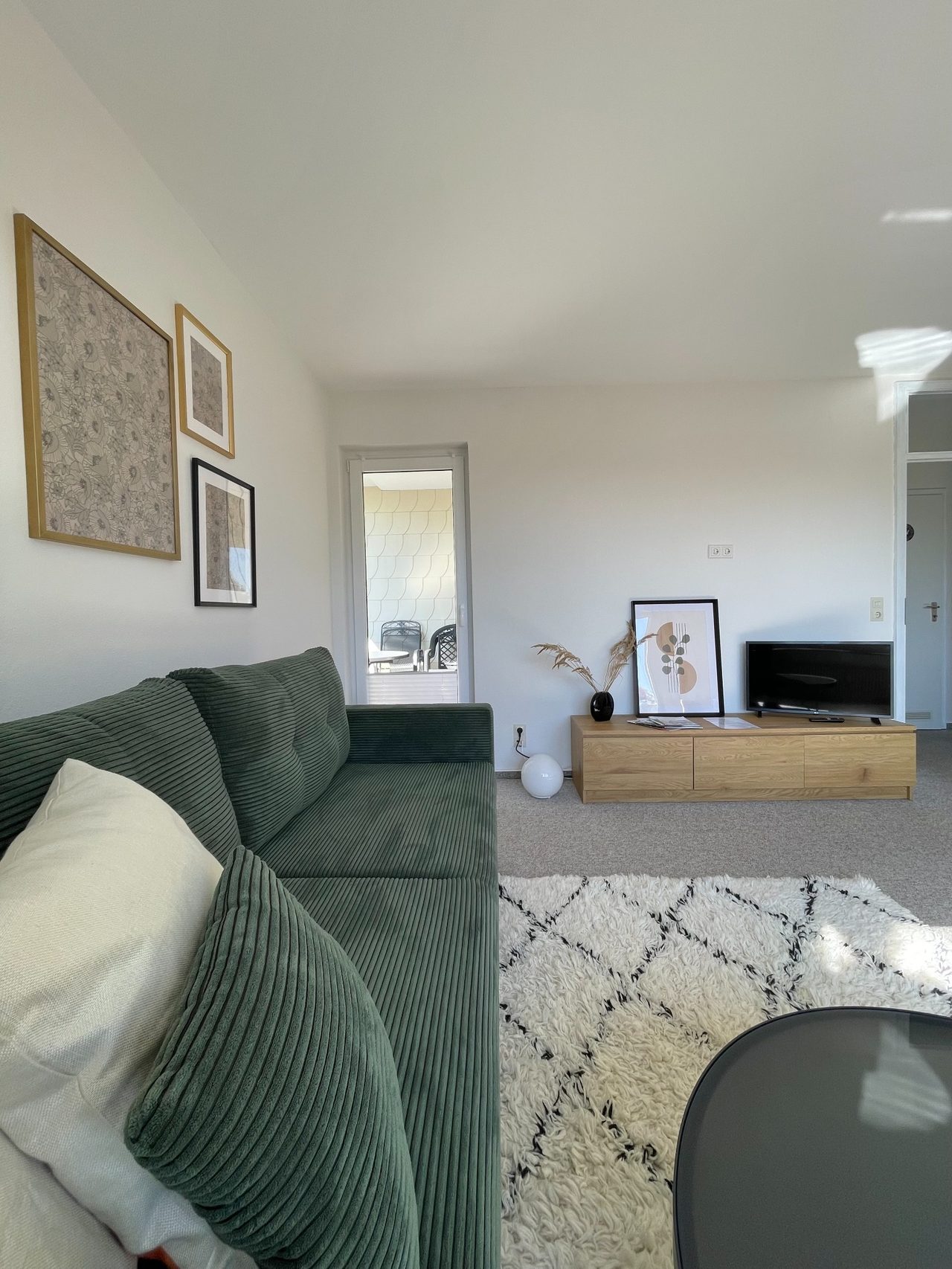 Wohnzimmer mit grünem Sofa