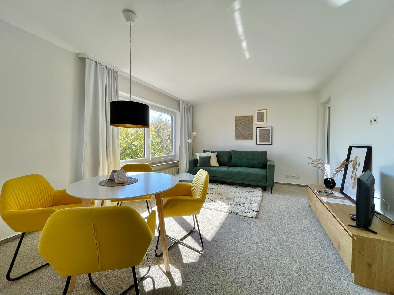 Helles Wohnzimmer mit Essbereich